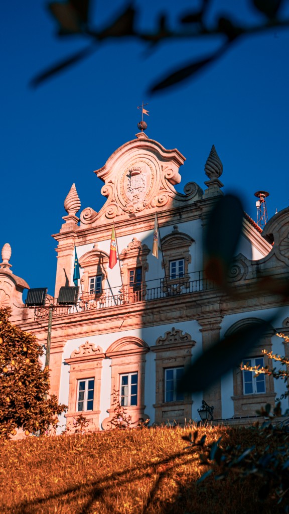 Edifício histórico em Trás-os-Montes ao entardecer