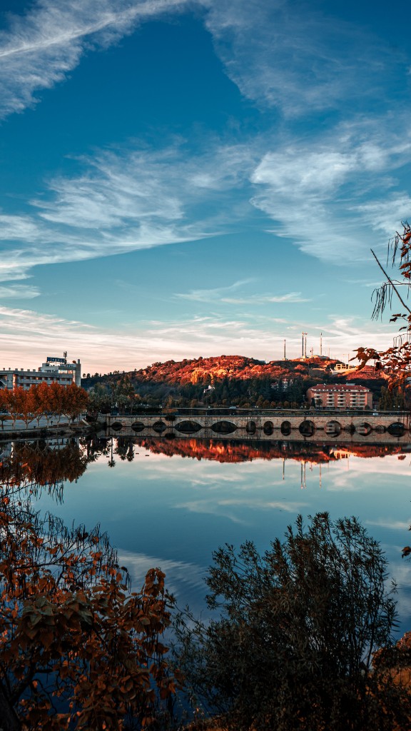 Ponte sobre o rio Tua ao pôr do sol — Mirandela, Trás-os-Montes