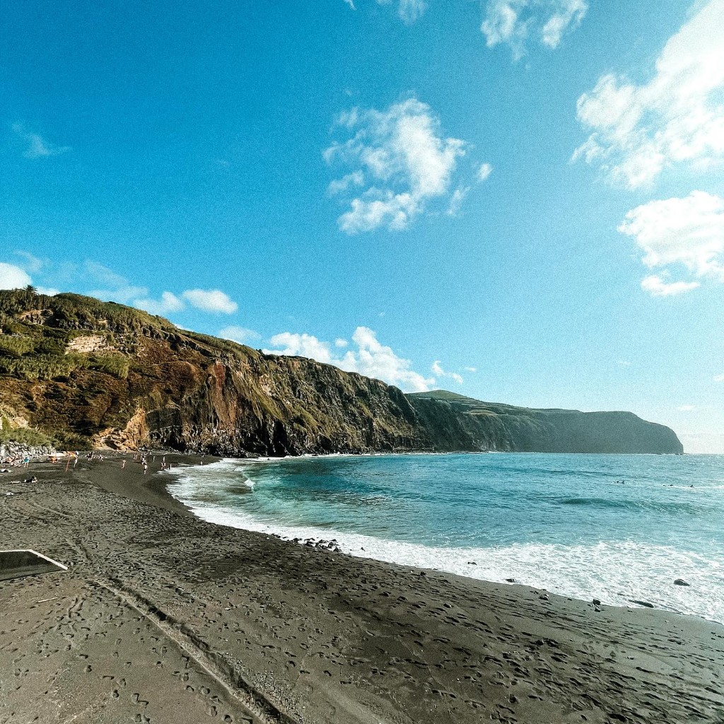 Praia de areia vulcânica — São Miguel