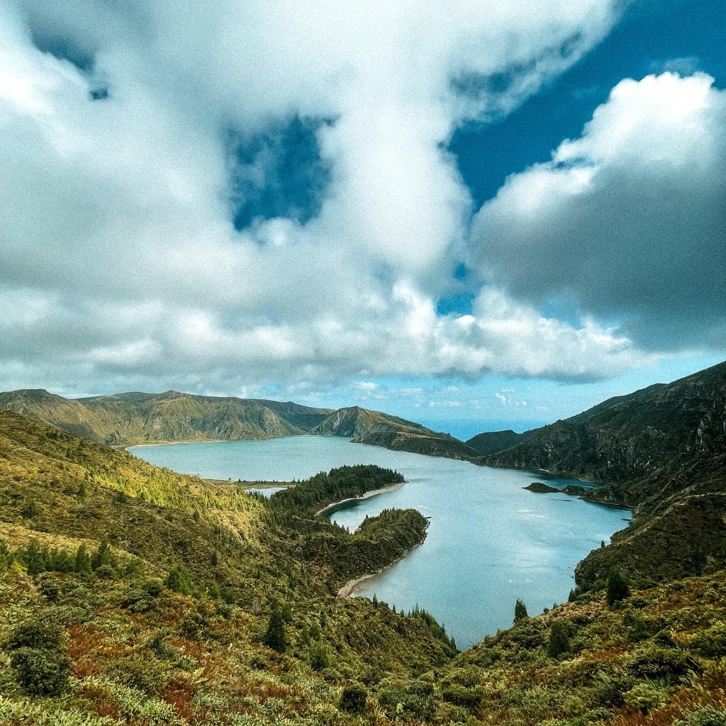 Lagoa vulcânica na ilha de São Miguel — Açores