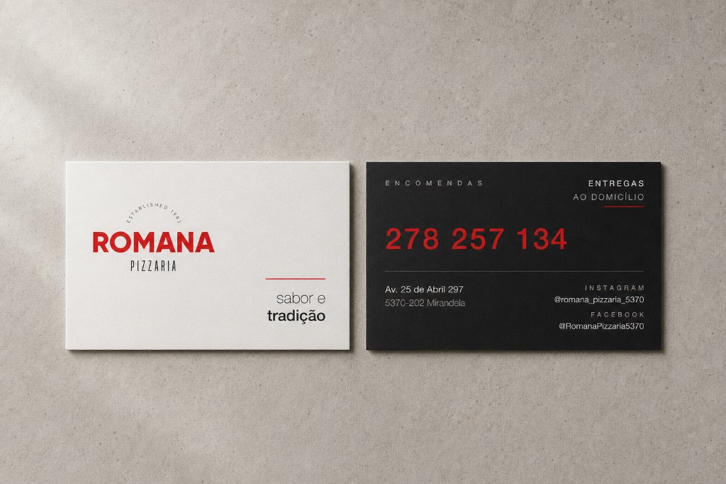 Mockup físico dos cartões de visita Romana Pizzaria