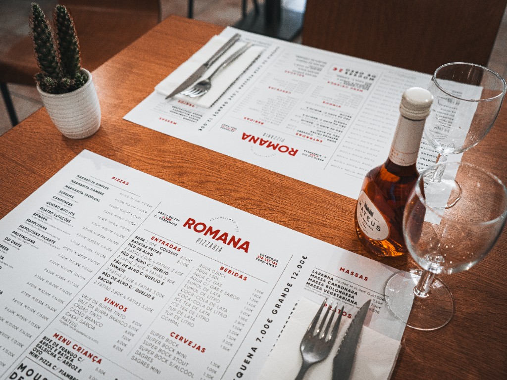 Menus Romana Pizzaria na mesa