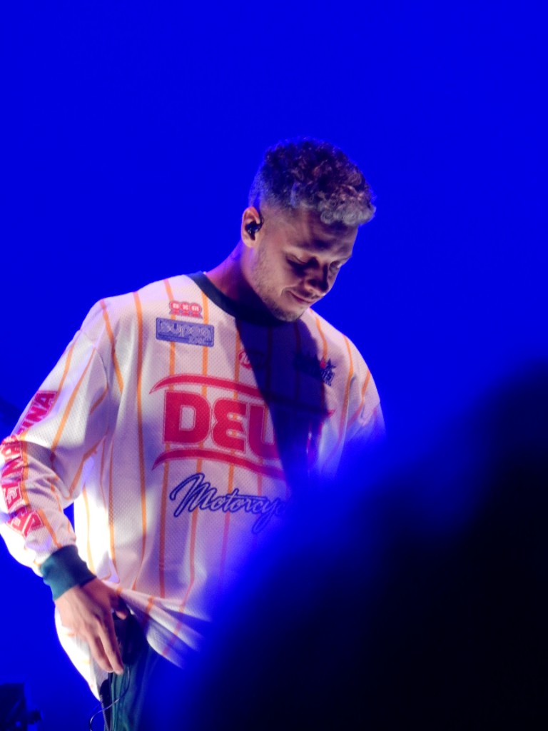 Slow J em palco com iluminação azul — Bragança